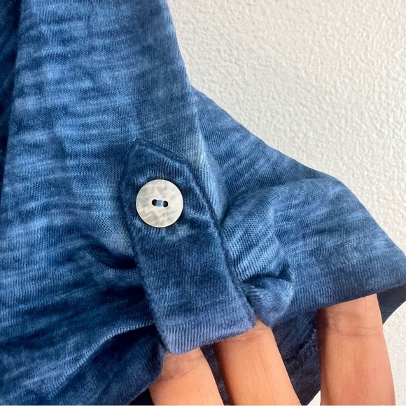 NWT Chico's Womens Pigment Dye Notch Tulip Hem Top Blue Sz M Everyday Normcore - Picture 3 of 12